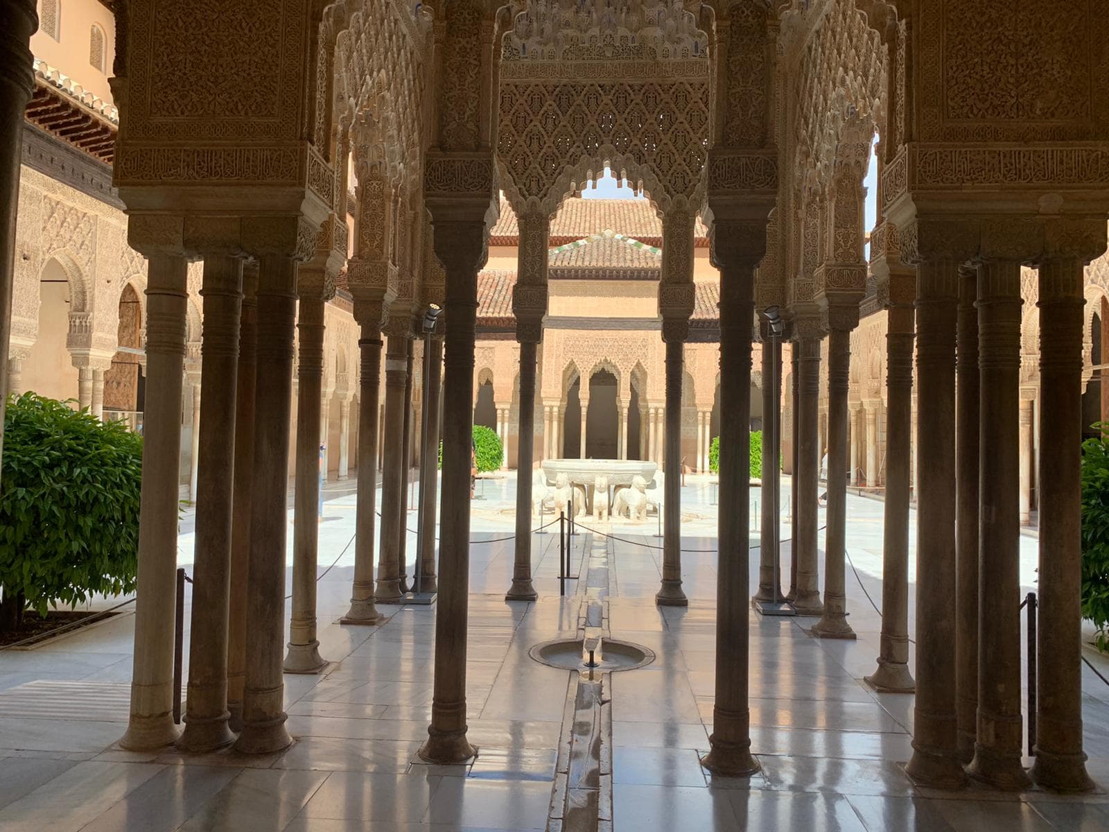 Patio de los Leones en los Palacios Nazaríes de la Alhambra