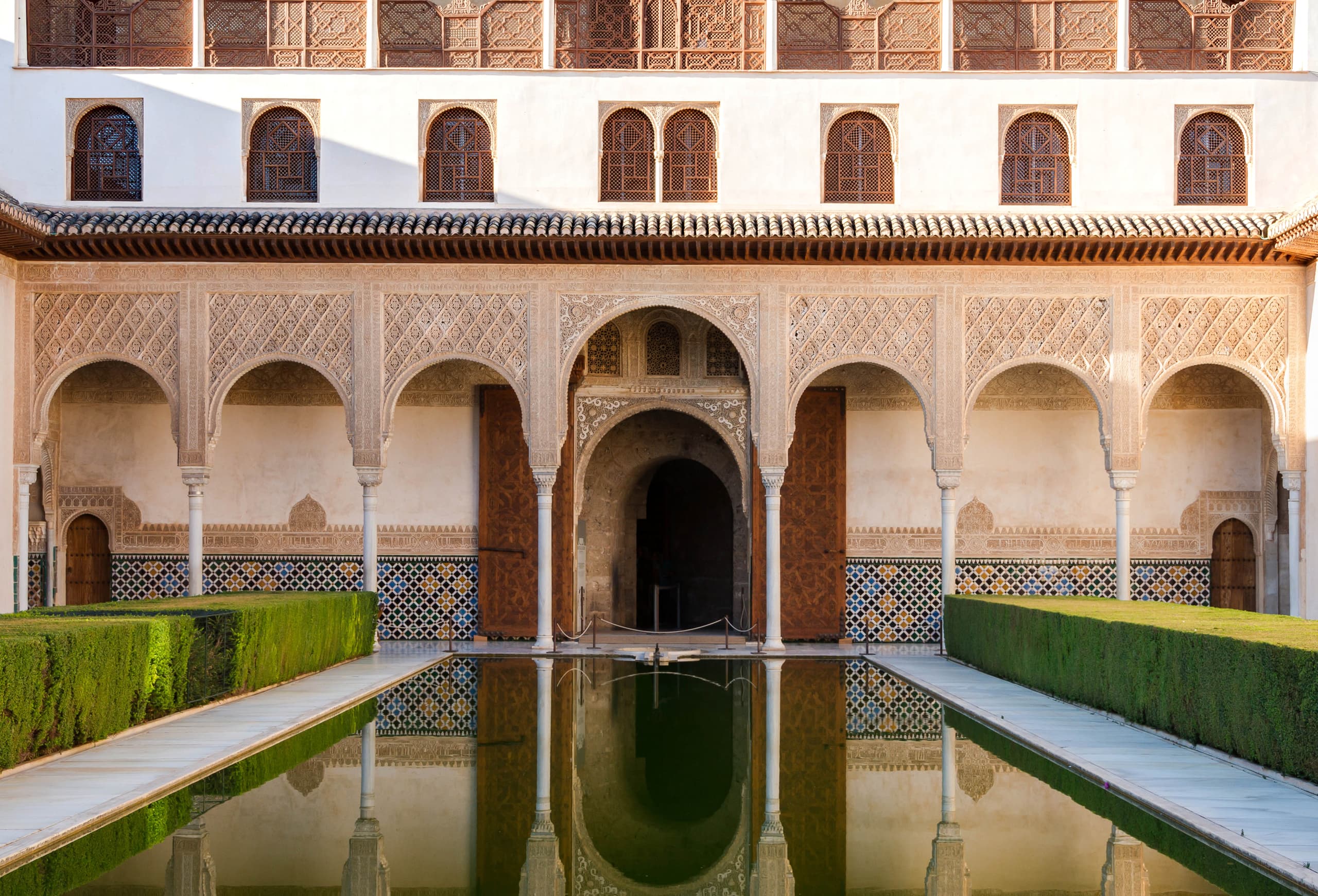 Patio de los Arrayanes en los Palacios Nazaríes de la Alhambra