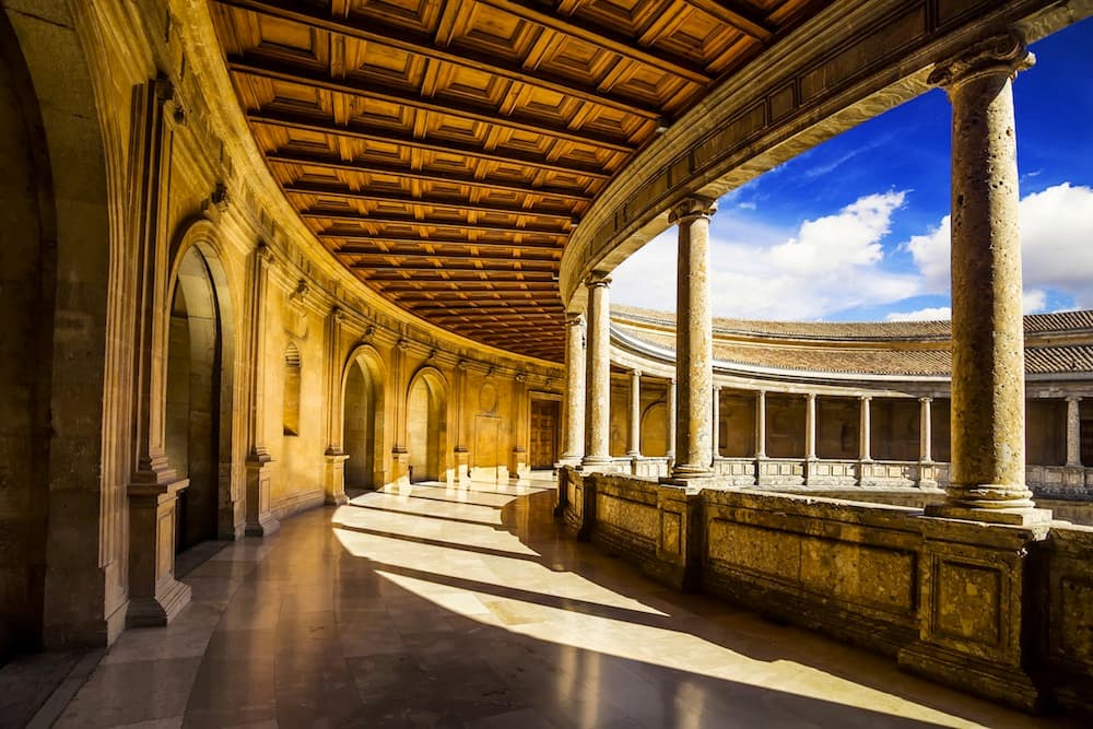 Patio circular del Palacio de Carlos V en la Alhambra